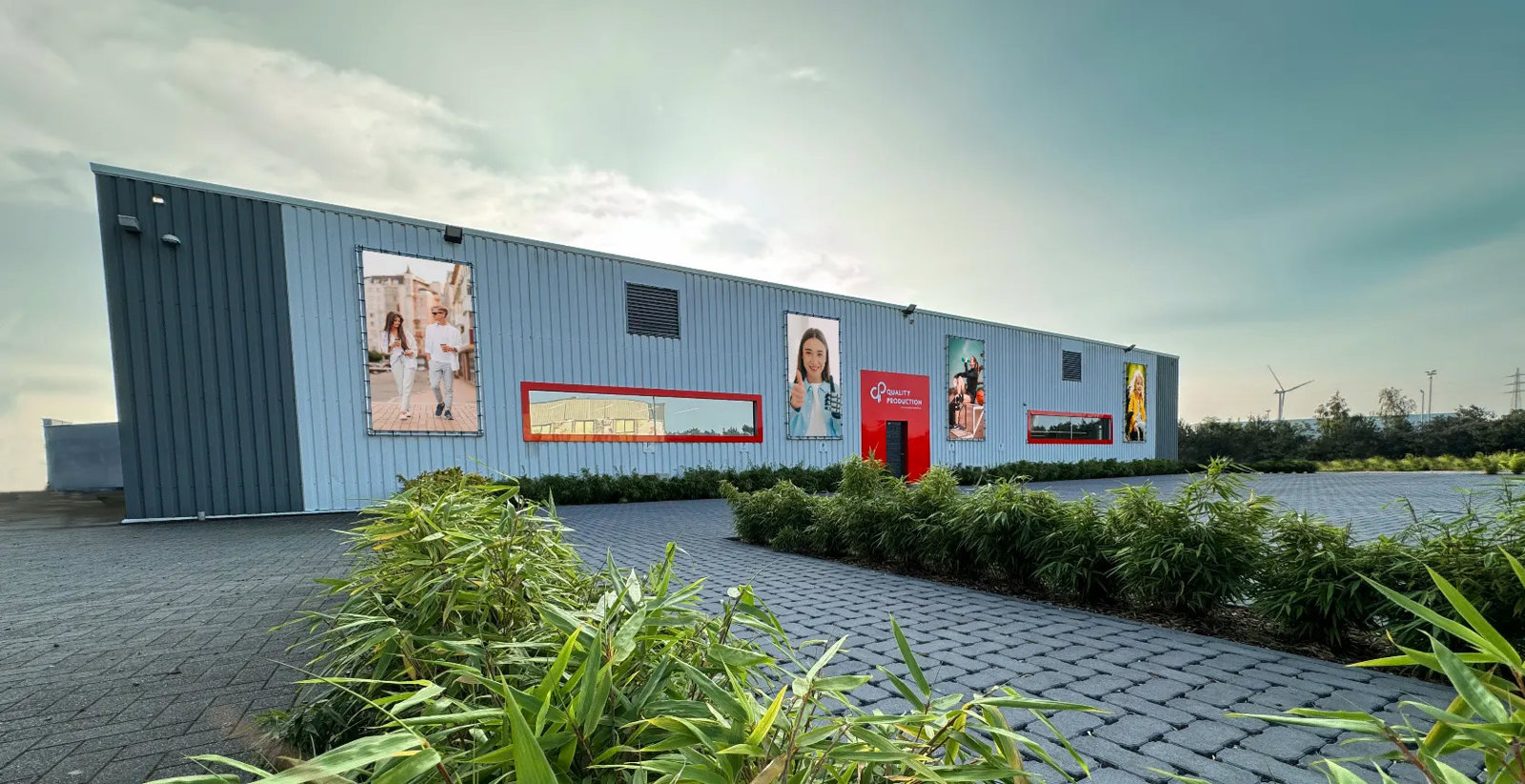 Voorzijde gevel Quality Production Genk
